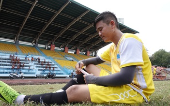 Cầu thủ Campuchia mang hình người yêu Lào để 'lấy may' trên SVĐ Cần Thơ