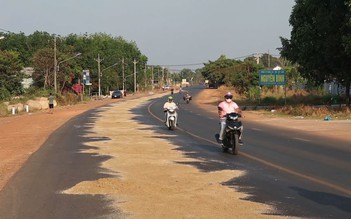 Ngã trượt dài trên Quốc lộ 14 vì vệt dầu đổ ra đường 1 km