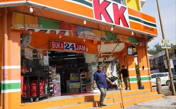 Cửa hàng tiện lợi ở Malaysia bị ném bom xăng sau vụ bán tất có chữ 'Allah'