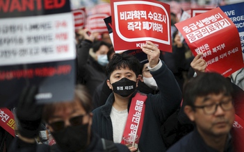 Hàn Quốc bắt đầu tước giấy phép hành nghề 7.000 bác sĩ đình công