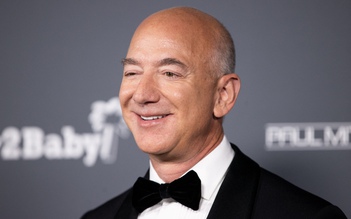 Tỉ phú Bezos giành lại vị trí giàu nhất thế giới từ ông Elon Musk