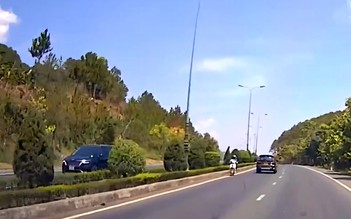 Thót tim cảnh nữ sinh chạy xe máy ngược chiều trên cao tốc