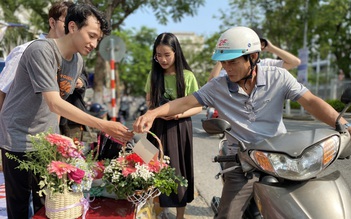 Thơm ngát ‘hoa yêu thương’ của sinh viên ngành y