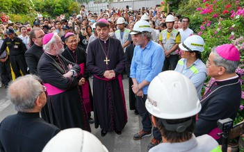 Ngoại trưởng Tòa Thánh Vatican thăm Nhà thờ Đức Bà Sài Gòn đang được đại trùng tu