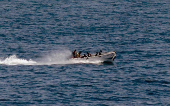 Xem máy bay thả 5 triệu USD cho cướp biển Somalia để chuộc tàu