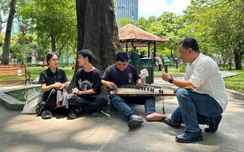 'Mưa tim' cho nhóm bạn trẻ đàn hát cải lương ở công viên TP.HCM