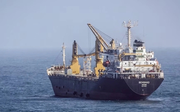 Tàu 'do thám' Iran tái xuất sau 14 ngày biến mất bí ẩn