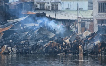 Dãy nhà bị thiêu rụi ven kênh Đôi: Người dân tìm kiếm trong đống tro tàn