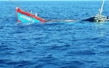 Quảng Nam: Tàu cá cùng 4 ngư dân chìm trên biển