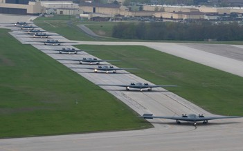 Hơn nửa số máy bay ném bom tàng hình B-2 Spirit của Mỹ cùng tập trận