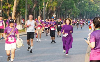 Ý kiến trái chiều quanh chuyện nữ runner mặc áo dài tham gia giải chạy ở Huế