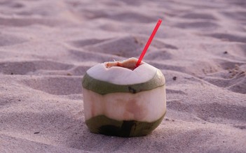Nắng nóng, có nên uống nước dừa thay nước lọc?