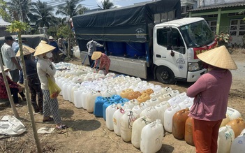 Vượt hàng trăm cây số bất kể ngày đêm đưa nước ngọt đến bà con