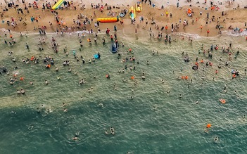 Nắng nóng kỷ lục, người dân- du khách đổ về biển Quảng Bình giải nhiệt