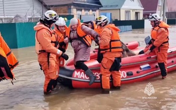 Nga sơ tán hơn 4.000 người sau khi đập bị vỡ