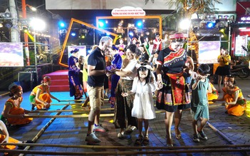 Đà Nẵng: Người dân và du khách nước ngoài hòa vũ điệu tại phố Tây