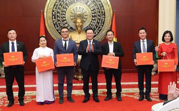 Chủ tịch Quốc hội Vương Đình Huệ gặp cộng đồng người Việt Nam tại Trung Quốc