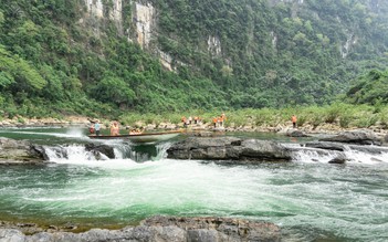 Đua thuyền cưỡi thác cùng 'cao thủ' trên dãy Trường Sơn