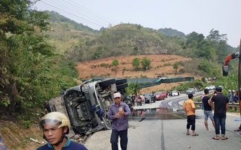 Kon Tum: Lật xe đầu kéo chở nhựa đường nóng trên QL14