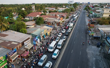 Hàng ngàn người mướt mồ hôi vì nắng nóng, kẹt xe trên đường trở lại TP.HCM sau lễ