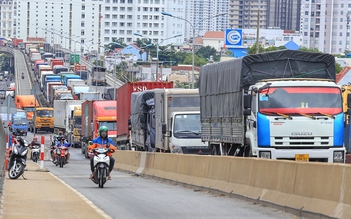 Thuế chưa kịp giảm, phí đã tăng