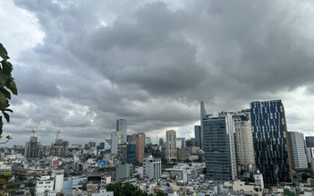 Mưa chưa đủ ướt sân, sáng nay nhiều người dân TP.HCM 'mừng hụt' khi mây đen vần vũ