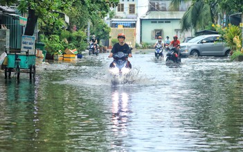 TP.HCM có mưa lớn: Đường thành 'biển nước', người dân chật vật giờ tan tầm