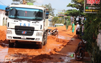 Bình Thuận: Thông xe tuyến đường ven biển Mũi Né bị cát đỏ vùi lấp