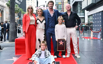 Tài tử Chris Hemsworth cùng vợ và 3 con đến nhận sao trên Đại lộ Danh vọng