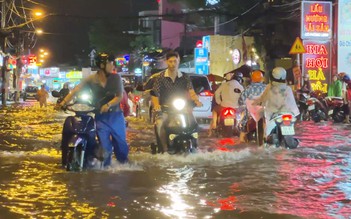 Mưa 3 giờ liên tiếp, nhiều xe chết máy qua đoạn đường ngập sâu ở Thủ Đức