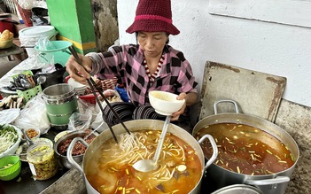 Có gì trong tô bánh canh 10.000 đồng ở Huế?