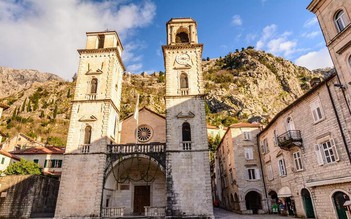 Tới thăm bảo tàng mèo, bãi biển, di sản cổ kính của thành phố Kotor, Montenegro