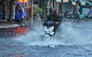 TP.HCM có mưa lớn chiều nay: Xe lội nước trên đường... 'như sông'