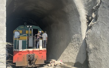 Thông hầm đường sắt Chí Thạnh sau 10 ngày sạt lở