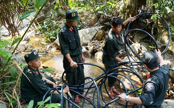 'Cõng' điện, đưa nước sạch về bản