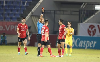 V-League gay cấn: Văn Thanh thẻ đỏ, HLV Kiatisak và CLB CAHN thua trận thứ hai liên tiếp