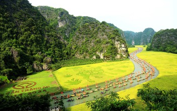 Hàng ngàn người tham dự Tuần du lịch Ninh Bình