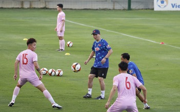 HLV Kim Sang-sik tập buổi đầu cùng đội tuyển Việt Nam, 27 cầu thủ có mặt đầy đủ