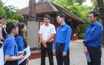 Anh Nguyễn Minh Triết thăm và động viên thanh niên tình nguyện