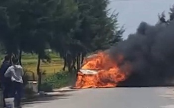Xe ô tô Xpander Mitsubishi bốc cháy khi đang chạy