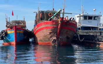 Quảng Bình: Tàu hàng va chạm với tàu cá, 8 ngư dân may mắn thoát chết