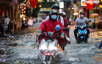 Sau cơn mưa xối xả: Phố đi bộ Bùi Viện ngập nặng lút bánh xe, nhiều nơi mênh mông nước