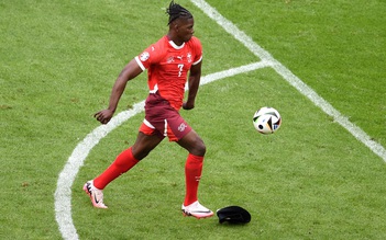 Cầu thủ Thụy Sĩ rơi vật bí ẩn rồi ghi bàn, EURO luôn căng thẳng nhưng… hài hước!