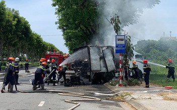 Đà Nẵng: Xe tải chở linh kiện điện tử bốc cháy dữ dội giữa trưa nắng