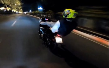 Bị phạt vì nằm ngửa chạy xe máy bằng 2 chân với tốc độ 120 km/giờ