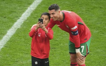 CĐV nhí 'vượt rào' chạy vào sân, có ngay ảnh để đời với Ronaldo