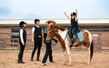 Du khách hào hứng khám phá bộ môn mã thuật tại Vinpearl Horse Academy Vũ Yên