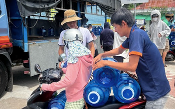 Công ty Coca-Cola Việt Nam mang nước uống miễn phí đến bà con vùng nhiễm mặn