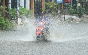 Bất ngờ mưa giữa trưa ở TP.HCM: Đường phố mênh mông 'biển nước'