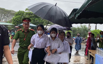 Mưa lớn bất ngờ, công an, tình nguyện viên che dù đưa thí sinh đi thi